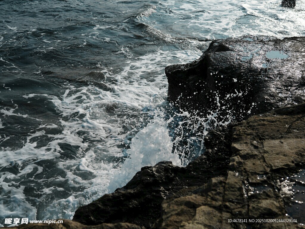 海浪拍打岸边礁石