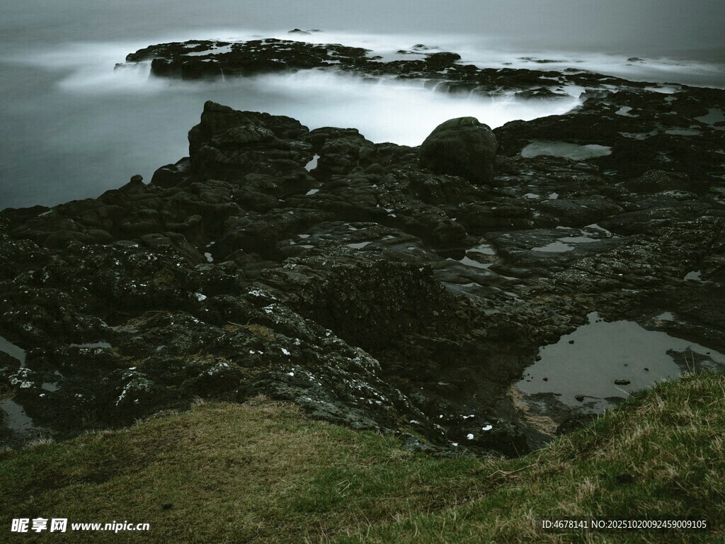 海岸边嶙峋岩石与宁静水面