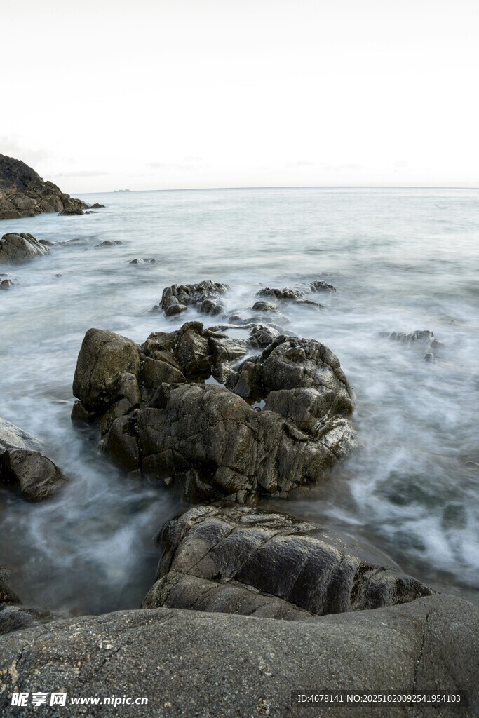 海边礁石海浪轻拍之景