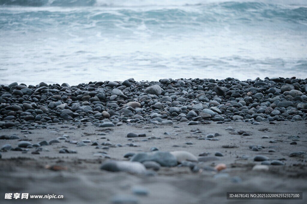 海边碎石海浪轻拍之景
