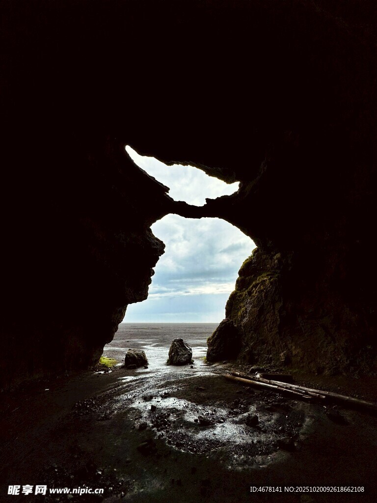 洞穴窥景飞鸟越海