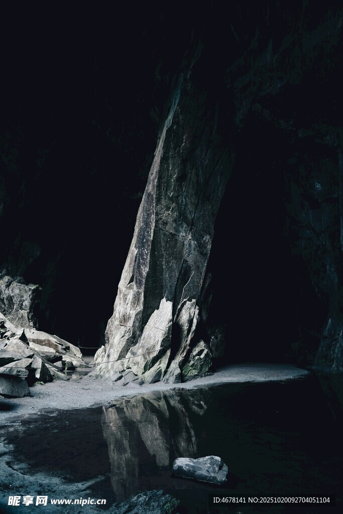 神秘洞穴中的静谧水面