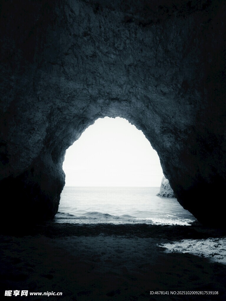 海边洞穴透出的一线天光