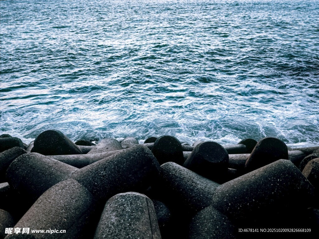 海边防波堤与涌动的海水