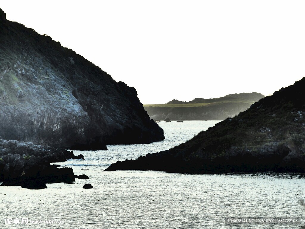 海岸边的嶙峋岩石景观