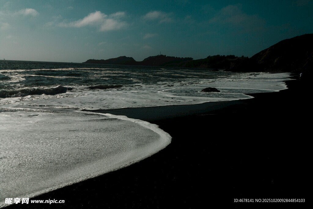 海边黑沙滩与翻涌海浪