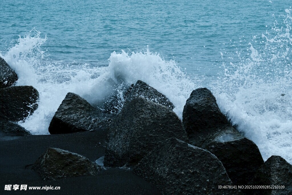 海浪拍击岸边礁石