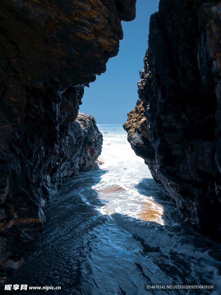 海边岩石洞穴中的壮丽景观