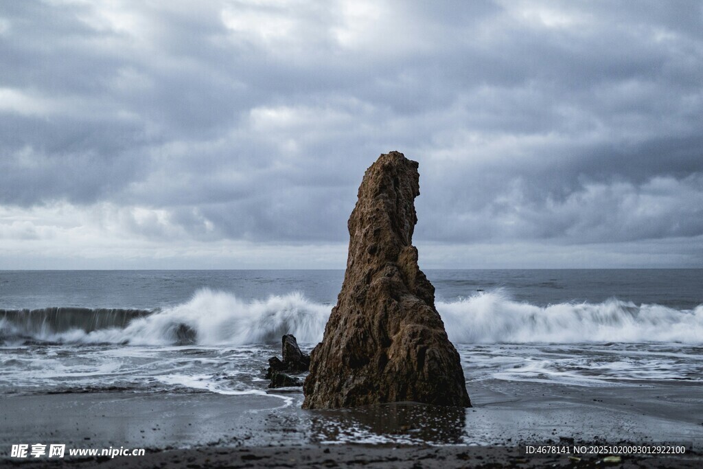 海边孤石迎击汹涌海浪