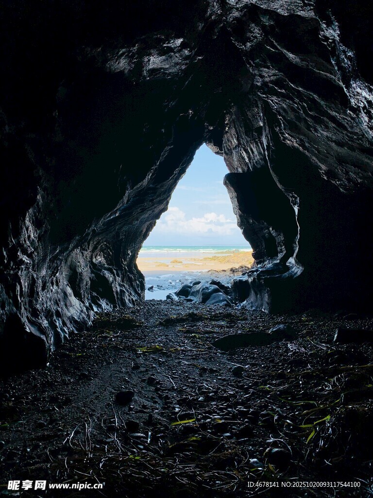 洞穴外的美丽海景