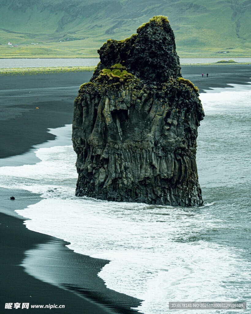 海边孤岩海浪拍岸景致