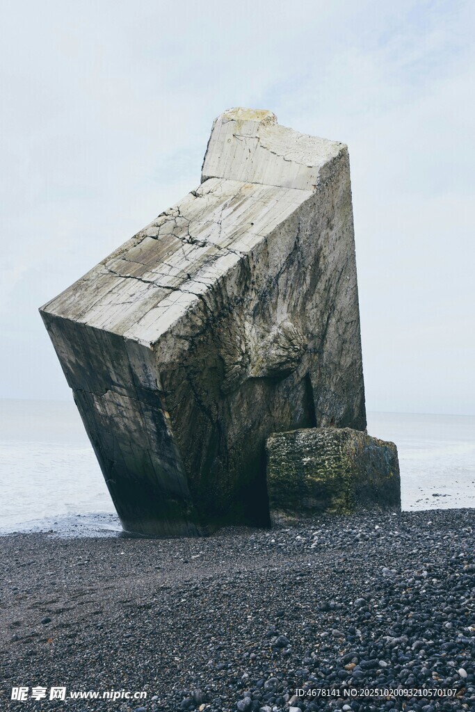 倾斜的海边混凝土块