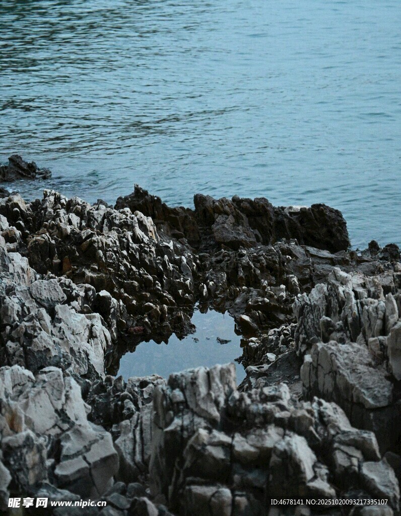 海边嶙峋礁石与积水