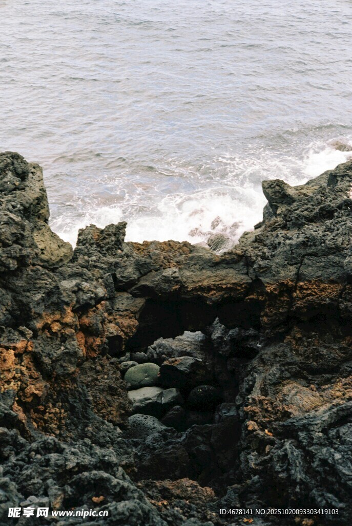 海边嶙峋礁石景观