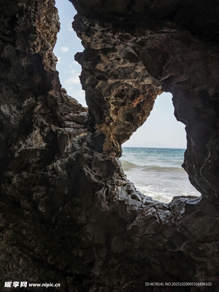 海边岩石洞中的海景