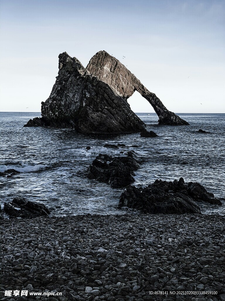 海边独特拱形岩石景观