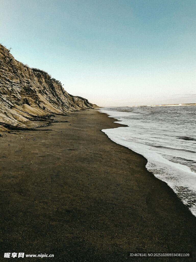 宁静黑沙滩与海浪美景