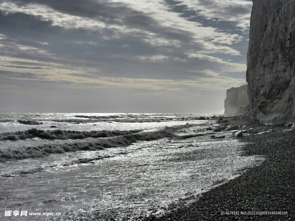 海岸边的壮观悬崖与海浪