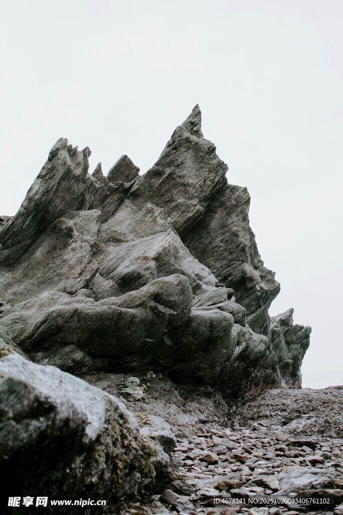 奇特嶙峋的海边岩石景观