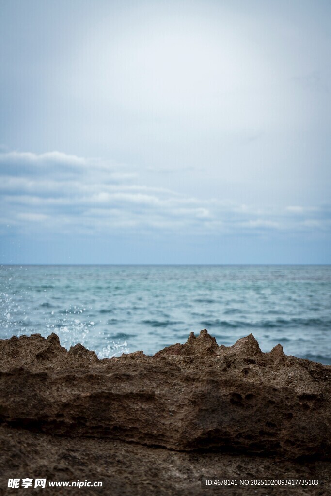 海边岩石与辽阔海景
