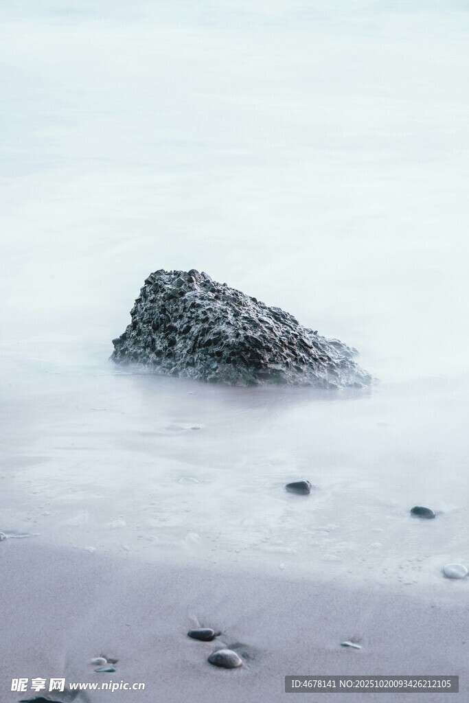 海滩孤石与串串脚印