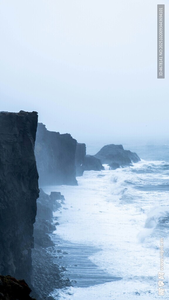 海边悬崖波涛汹涌之景