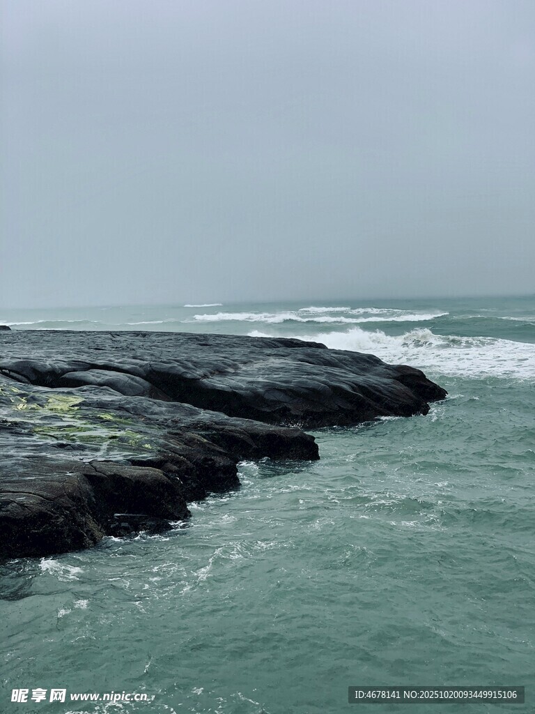 海边礁石与翻涌海浪