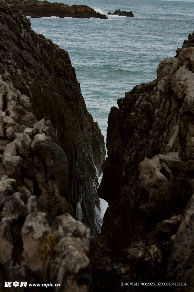 海边嶙峋岩石景观