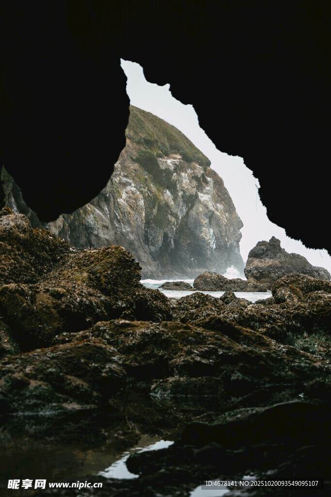 洞穴望海的壮丽自然景观