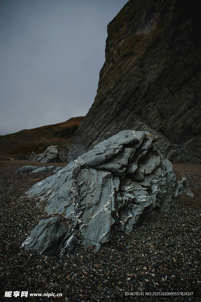 荒野中的奇异蓝绿色岩石