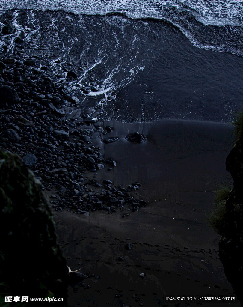 黑沙滩上翻涌的海浪