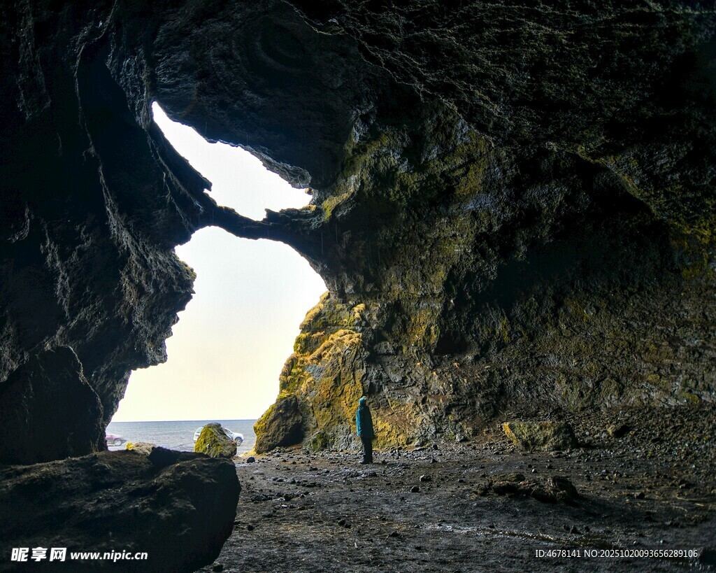 海边岩洞内的孤独身影