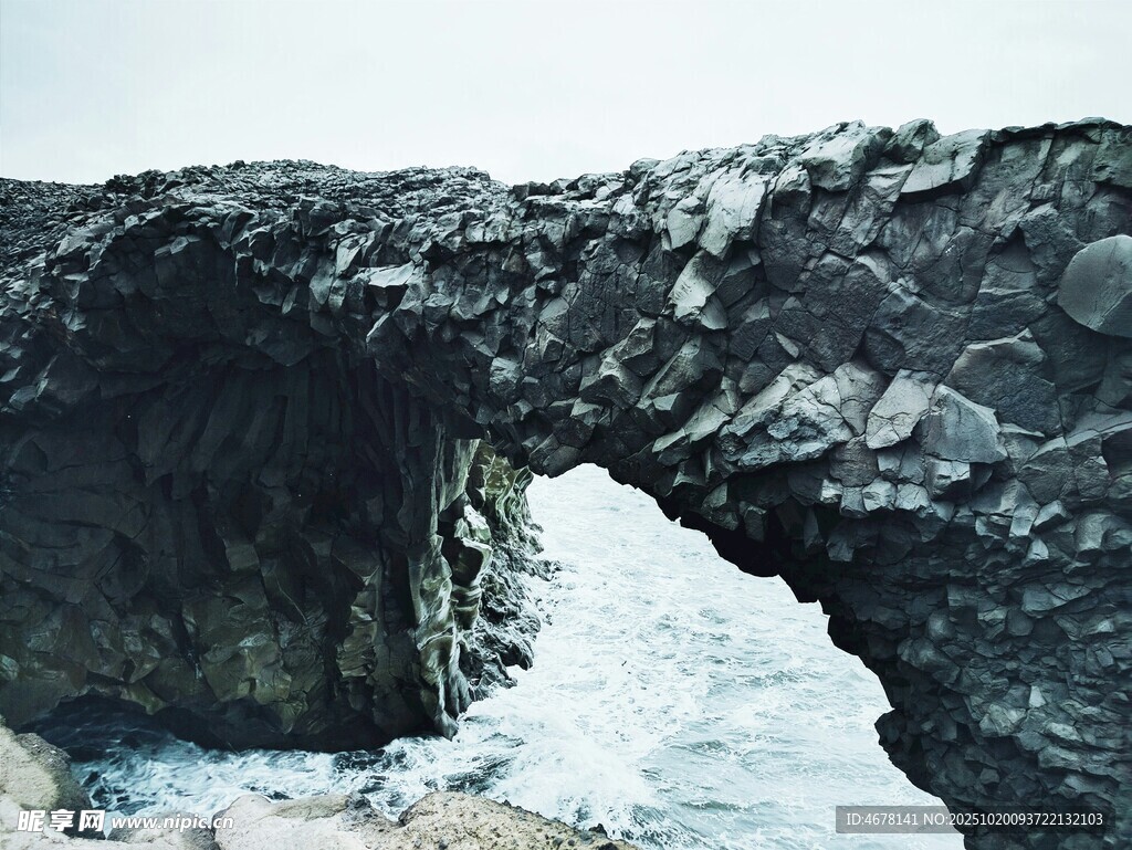 海边岩石天然拱形奇观