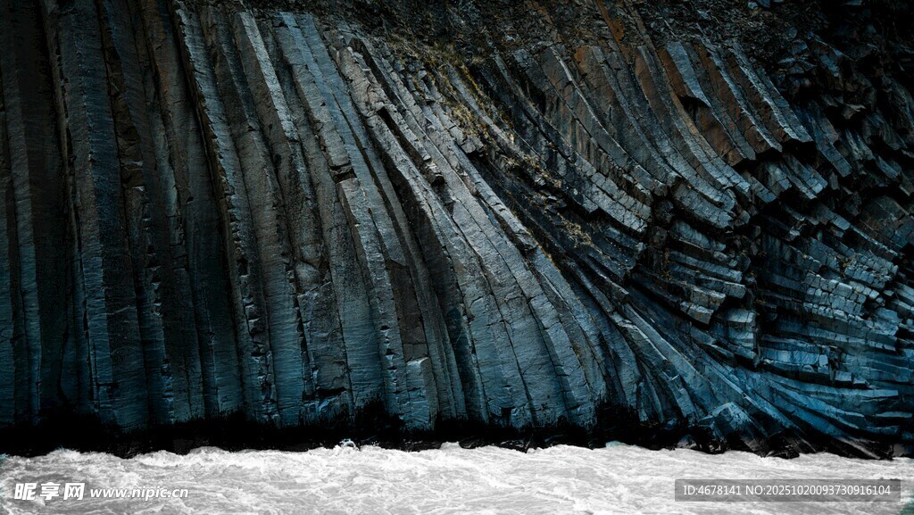 海边纹理独特的黑色岩石