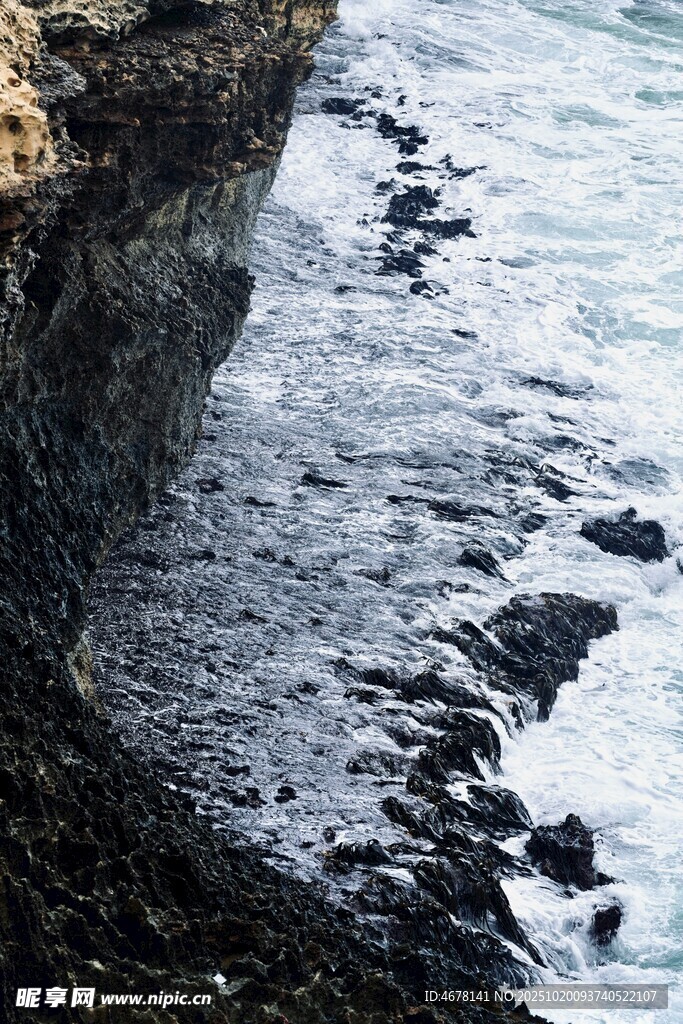 悬崖边的海浪与礁石