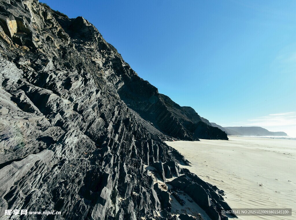 海岸边的嶙峋岩石景观