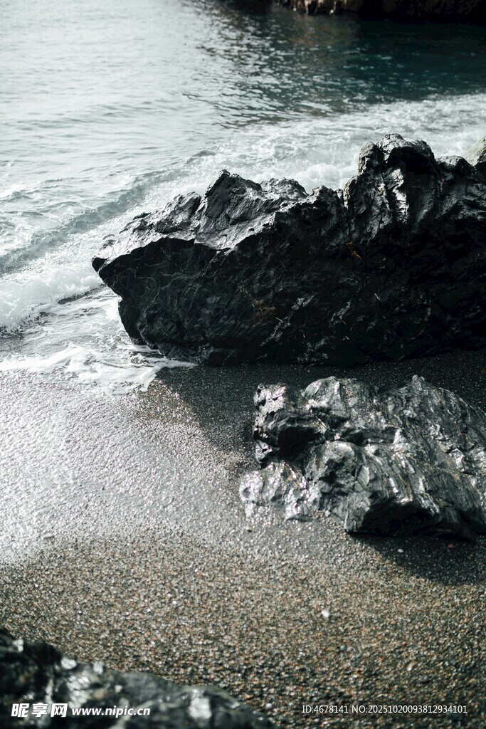 海边礁石与涌浪景观