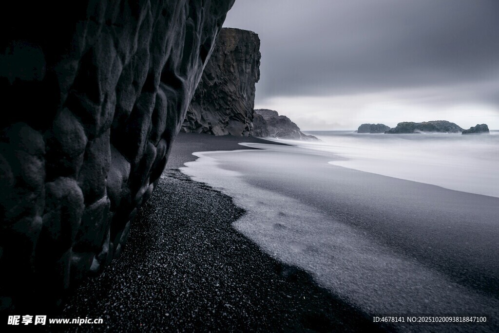 黑沙滩与嶙峋峭壁的海景