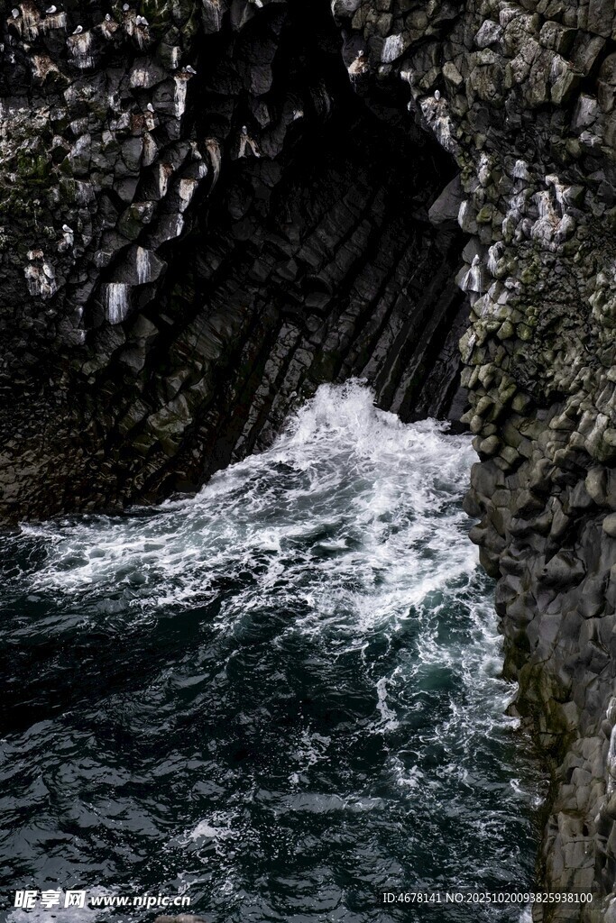海浪冲击岩石洞穴景观