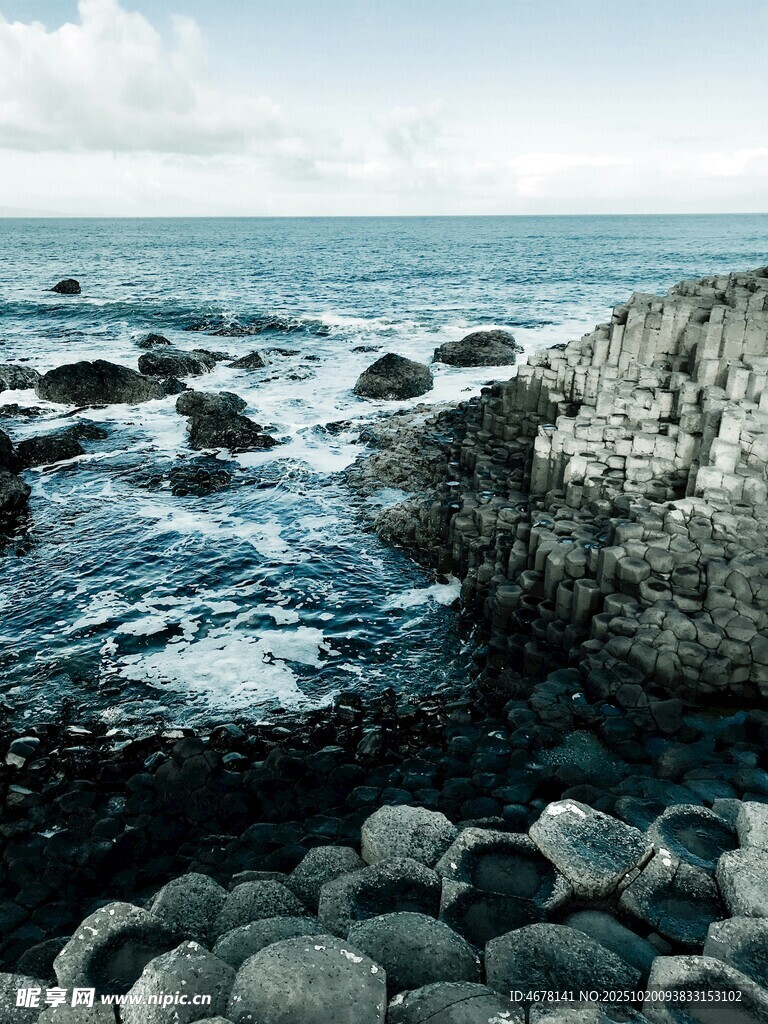 海边礁石与涌动的海水