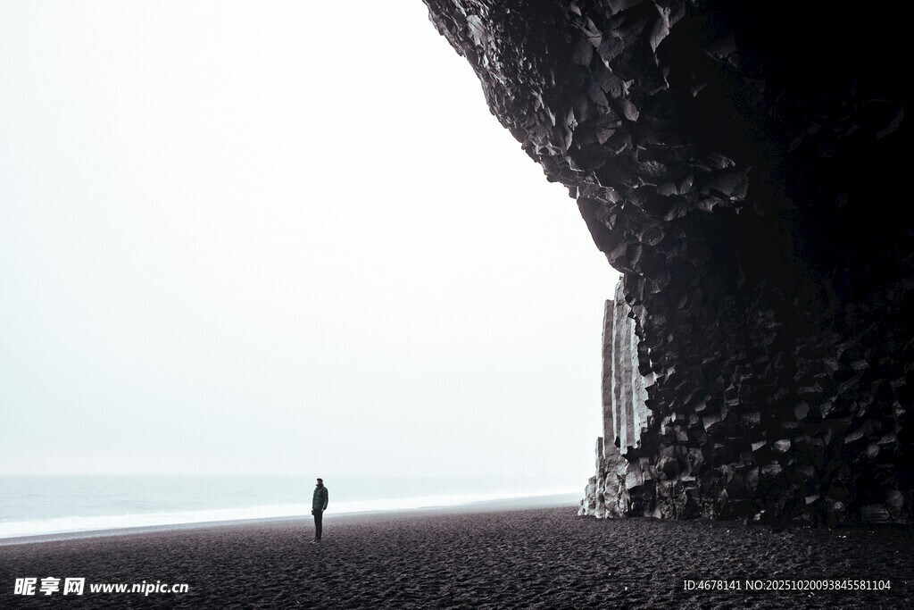 海边孤影与壮观岩石
