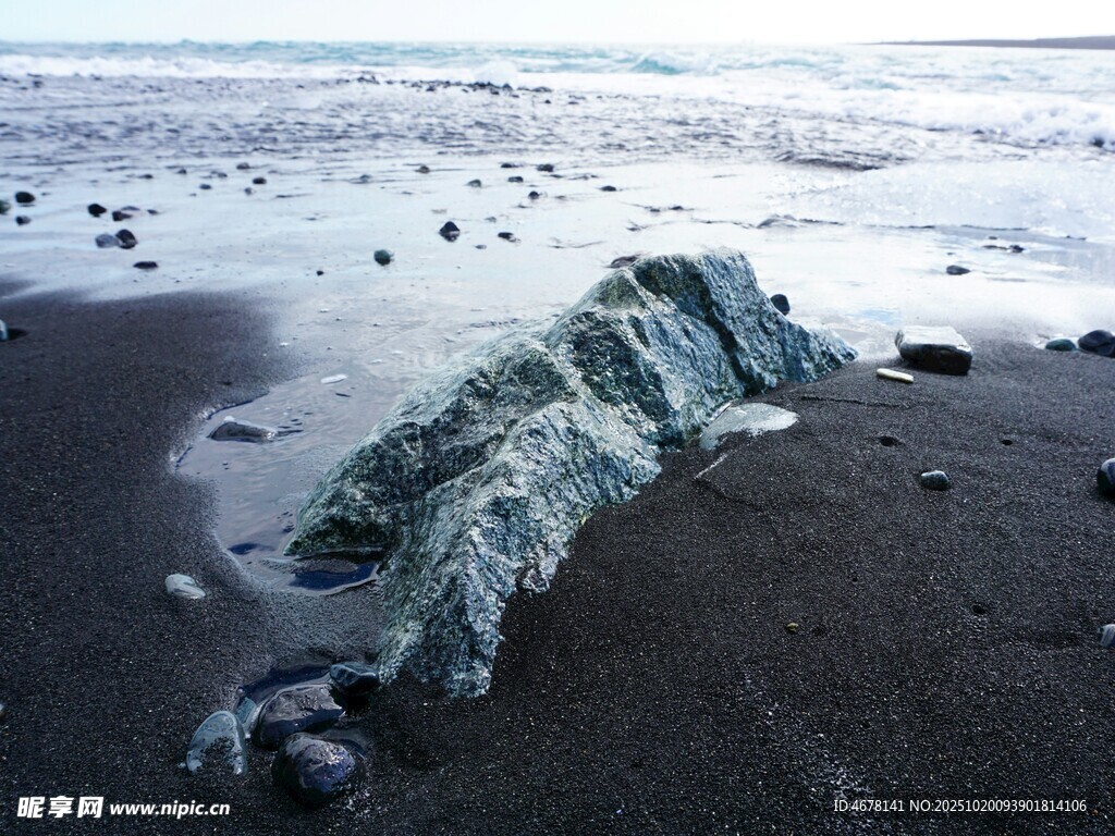 海滩上的奇异蓝绿色冰块