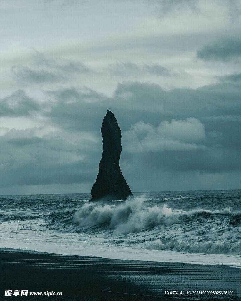 海边孤耸的岩石景观