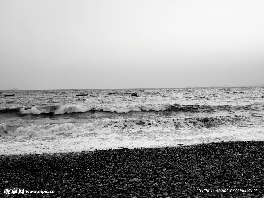 黑白海岸海浪轻拍沙滩