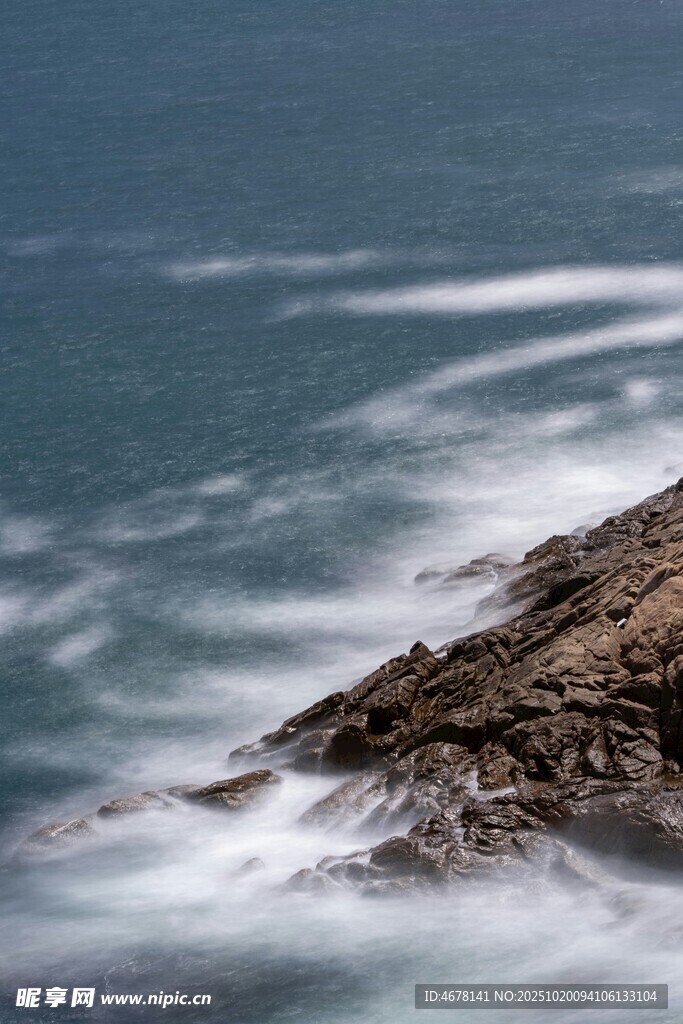 海浪拍击岸边岩石
