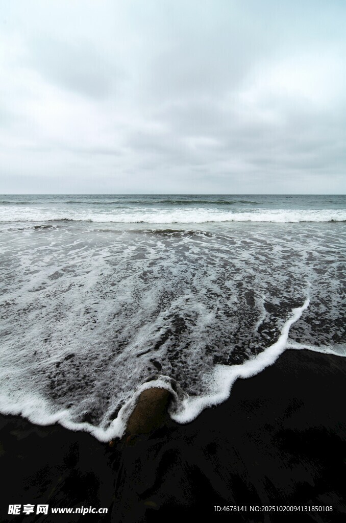 黑沙滩海浪景观