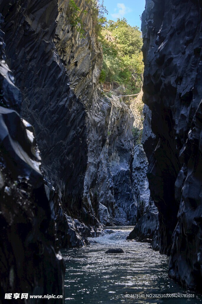 峡谷溪流间的自然美景