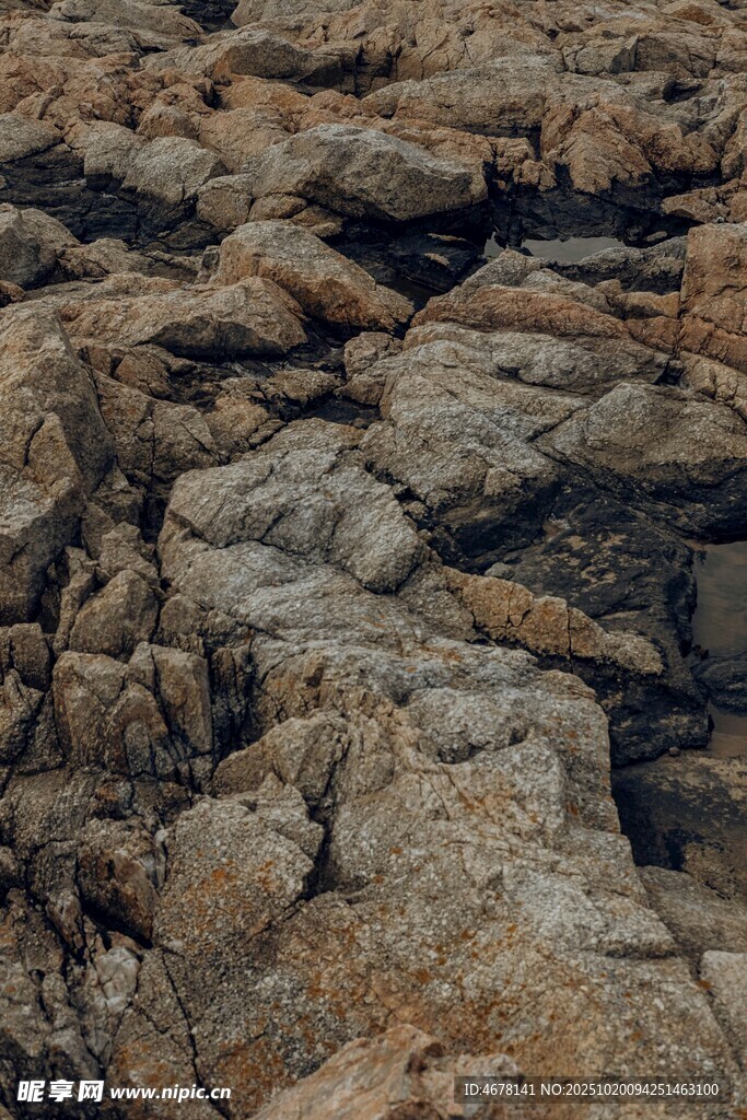 嶙峋岩石景观