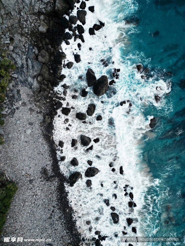 海岸礁石与澎湃海浪景观