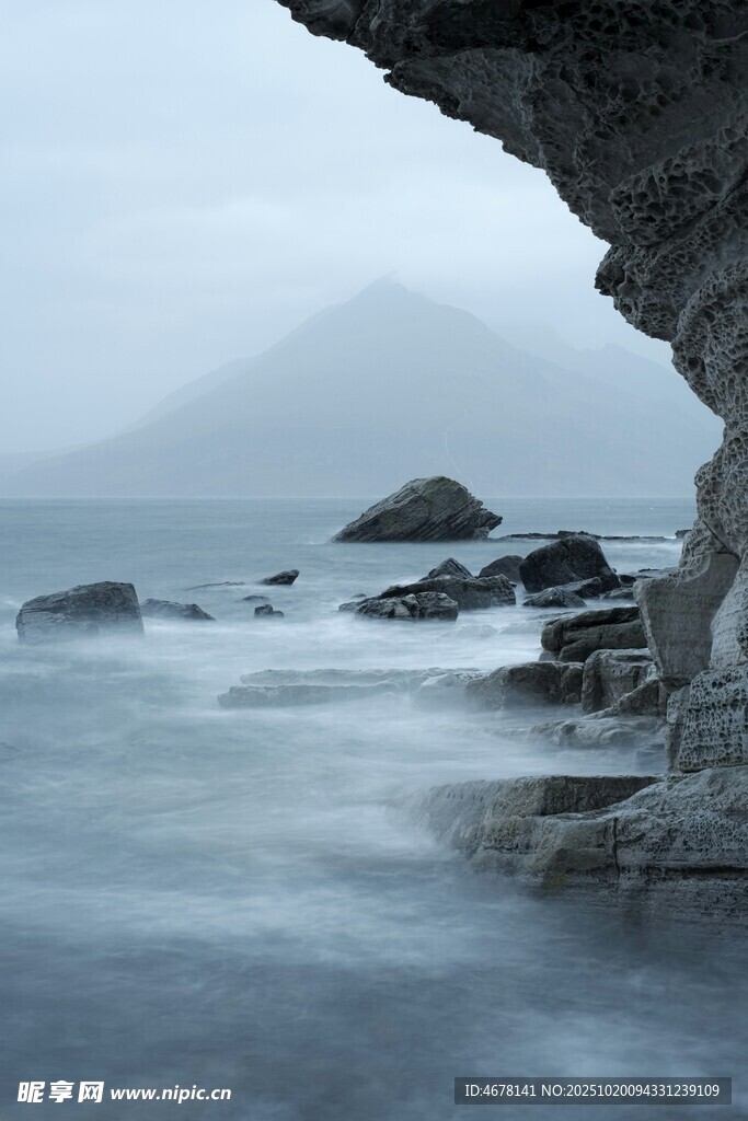 海边岩石下的静谧海浪景